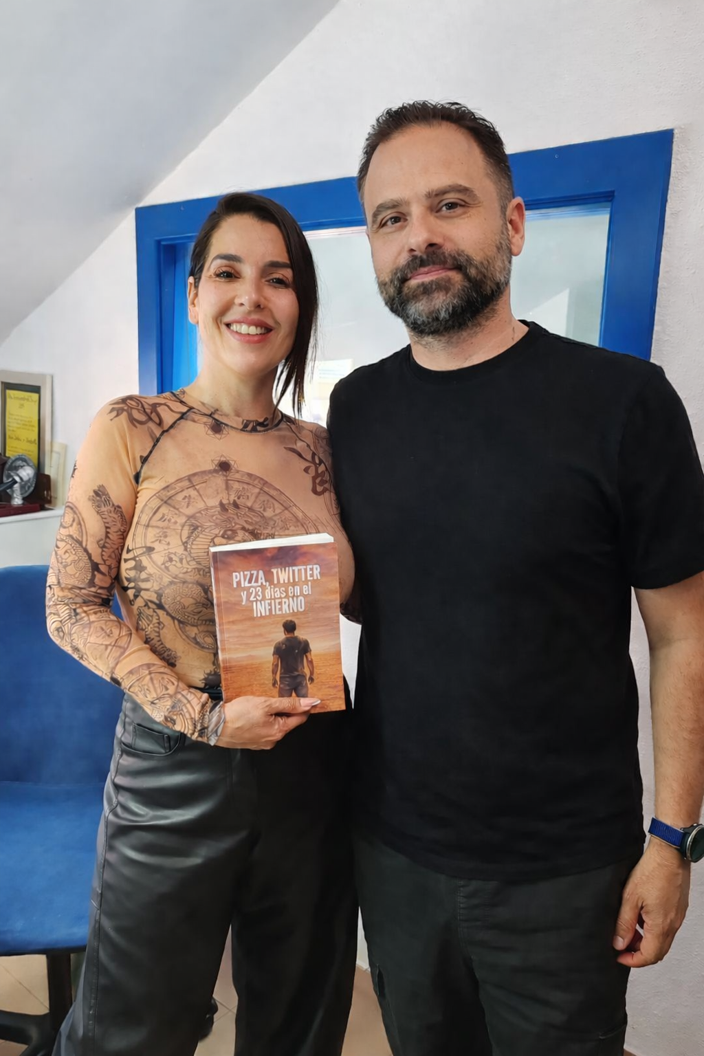 Ruth Lorenzo y José María Palazón posando con el libro PIZZA TWITTER y 23 días en el INFIERNO en Radio Sintonía